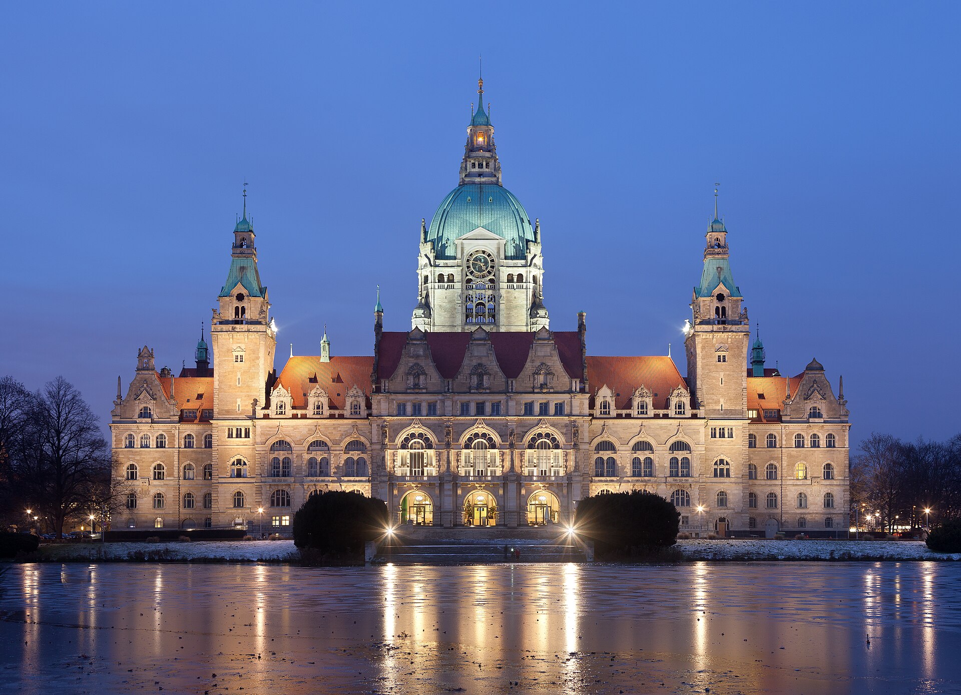 Neues Rathaus Hannover und Maschsee bei Sonnenuntergang